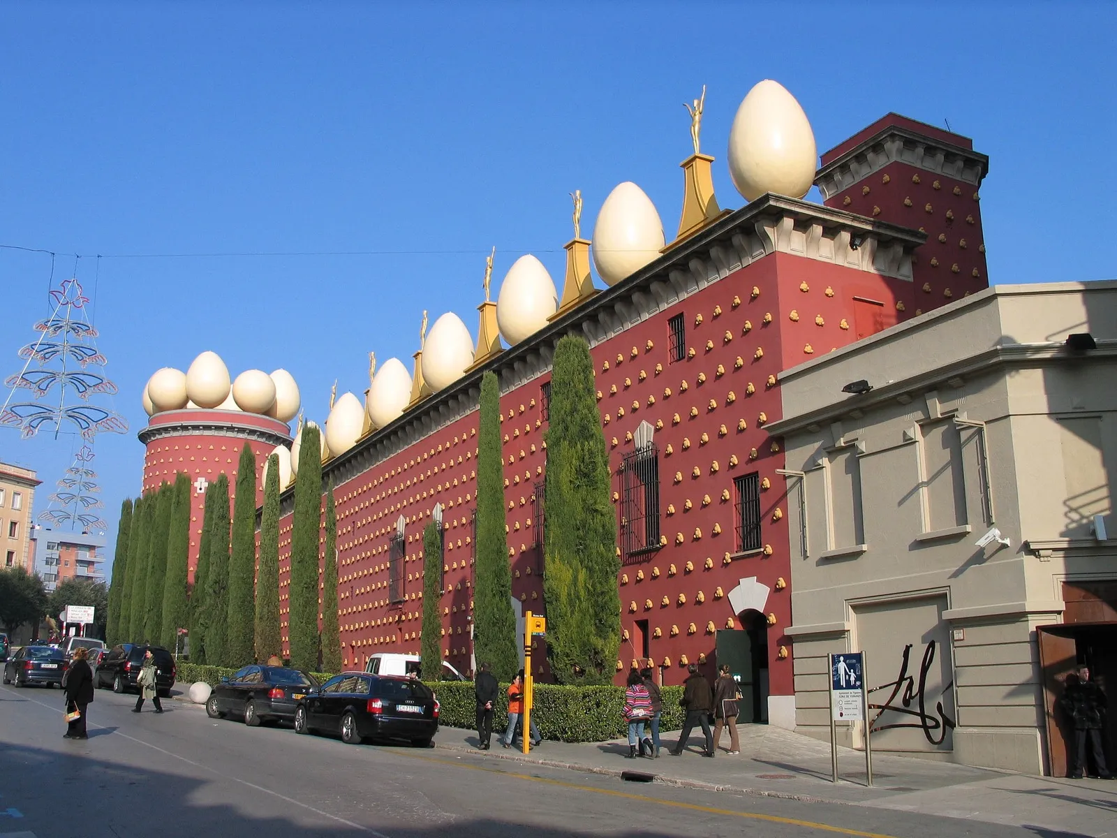 Fachada del Teatre-Museu Dalí en Figueres, a 2 km del hostal.